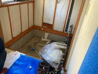 ユニットバス解体施工中