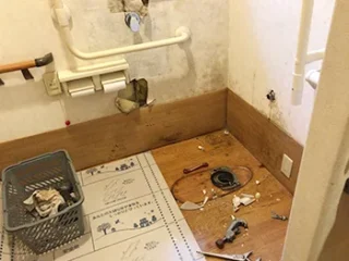 まずは古くなってしまったトイレを取り外します。