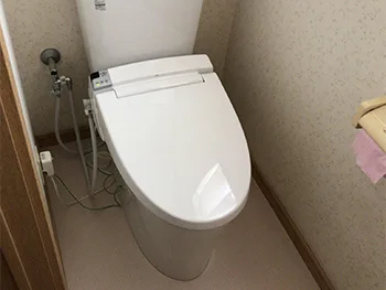 トイレは節水型で、操作部分もリモコンのため、お掃除しやすいです。